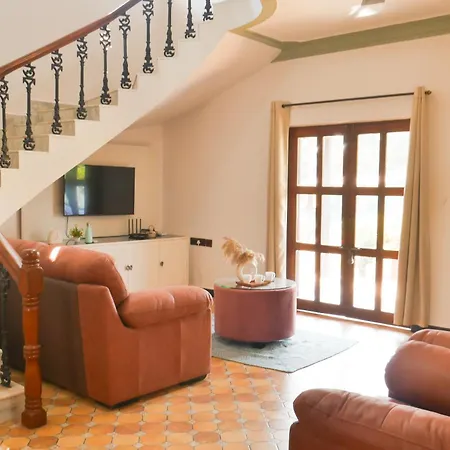 Villa Oreka - Artistic 3Bhk Farm Villa In Parra, Near Coconut Tree Rd